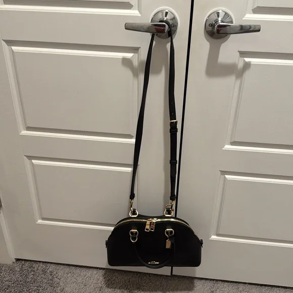 Elegant Black Leather Coach Handbag - Picture 3 of 5